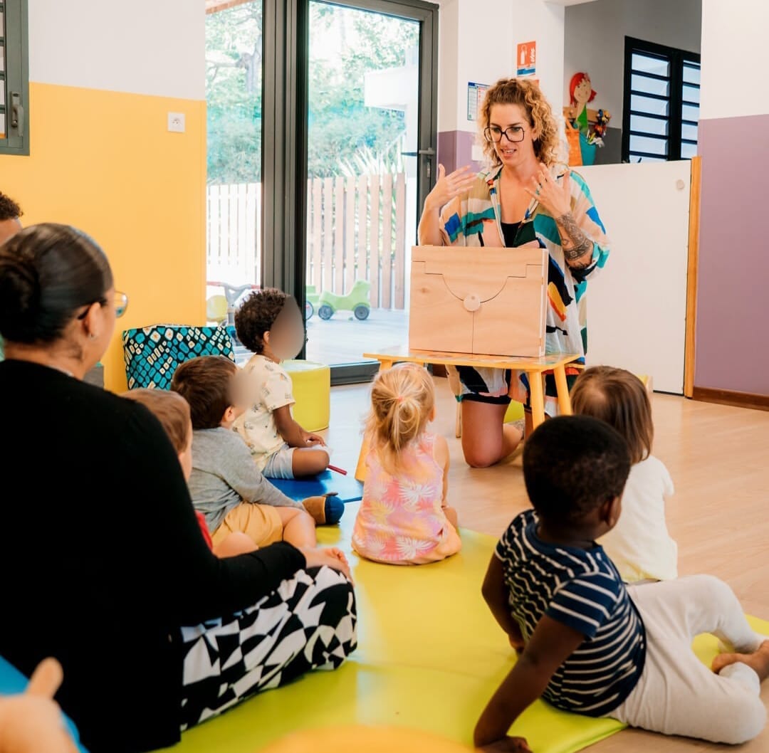 Aurore anime un atelier avec les enfants et les professionnels en structure petite enfance